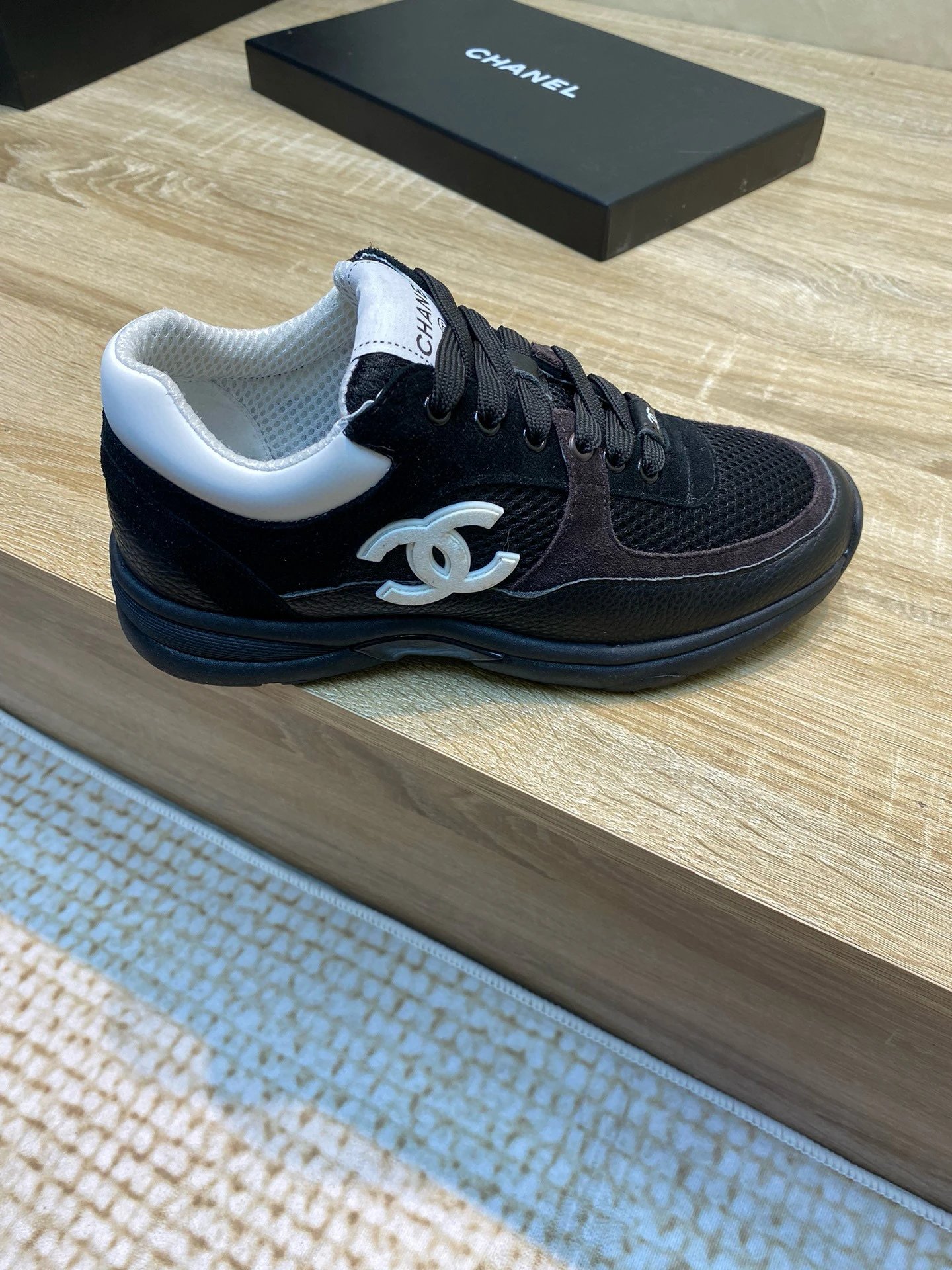 黑色