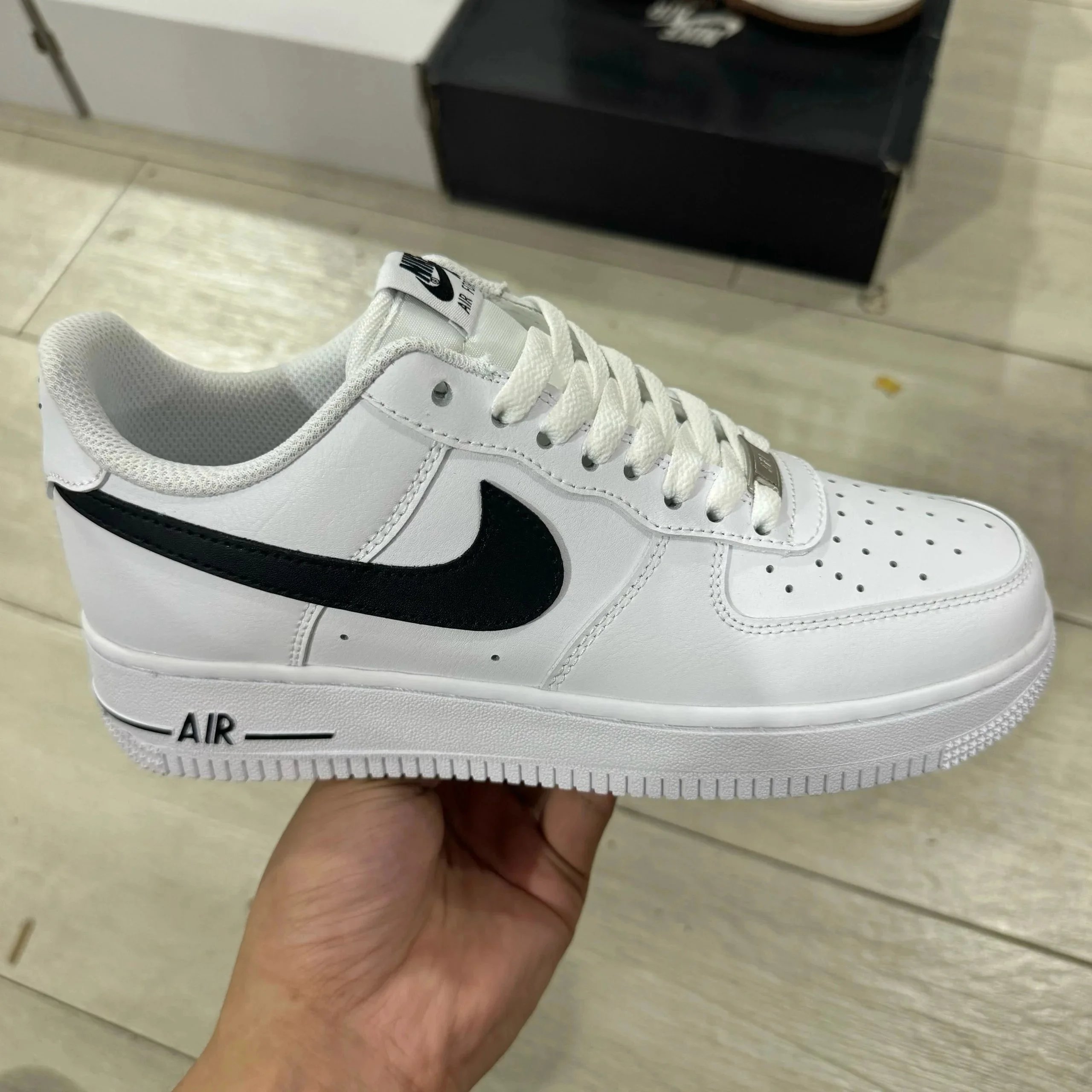 白色黑钩