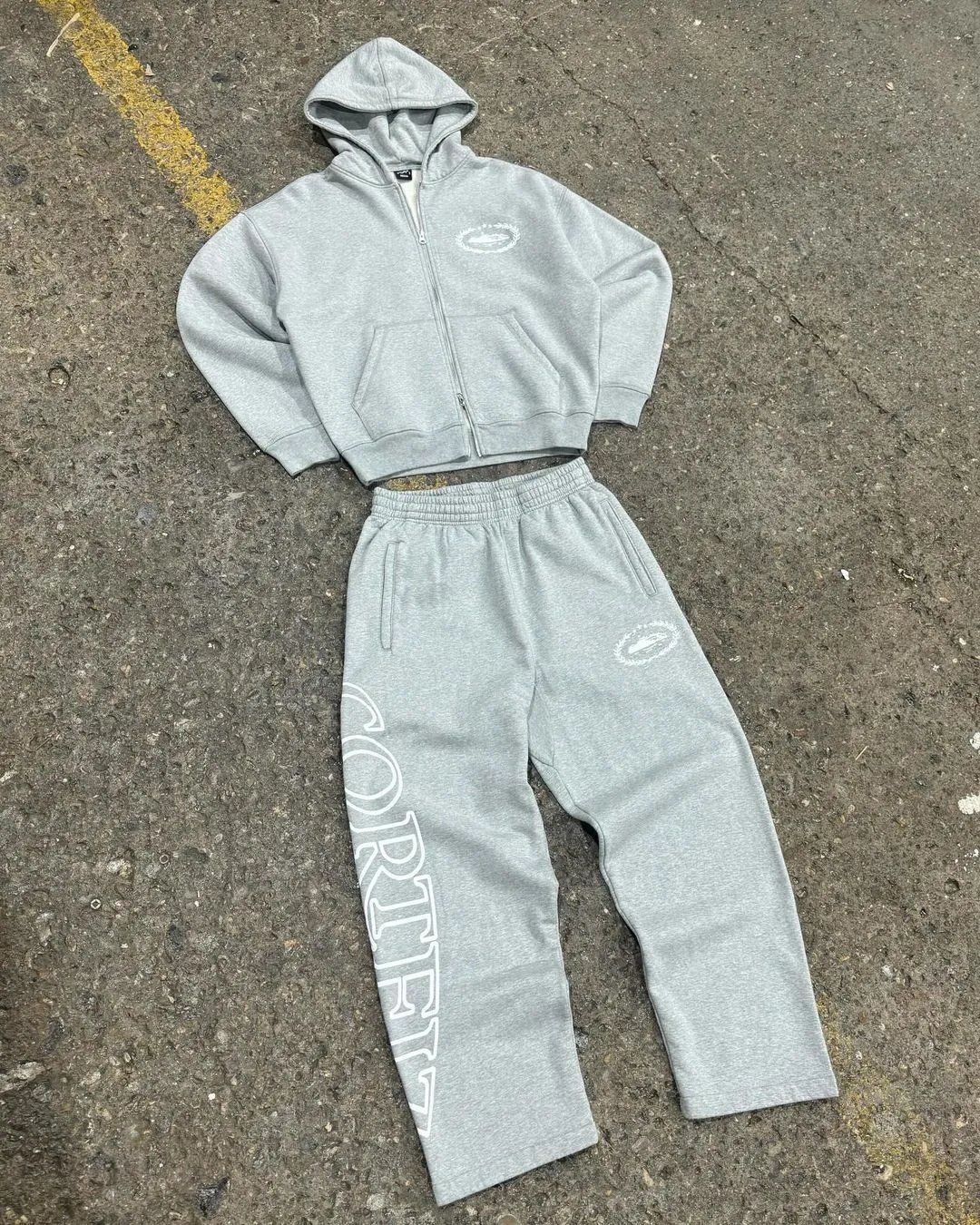 灰色拉链款套装