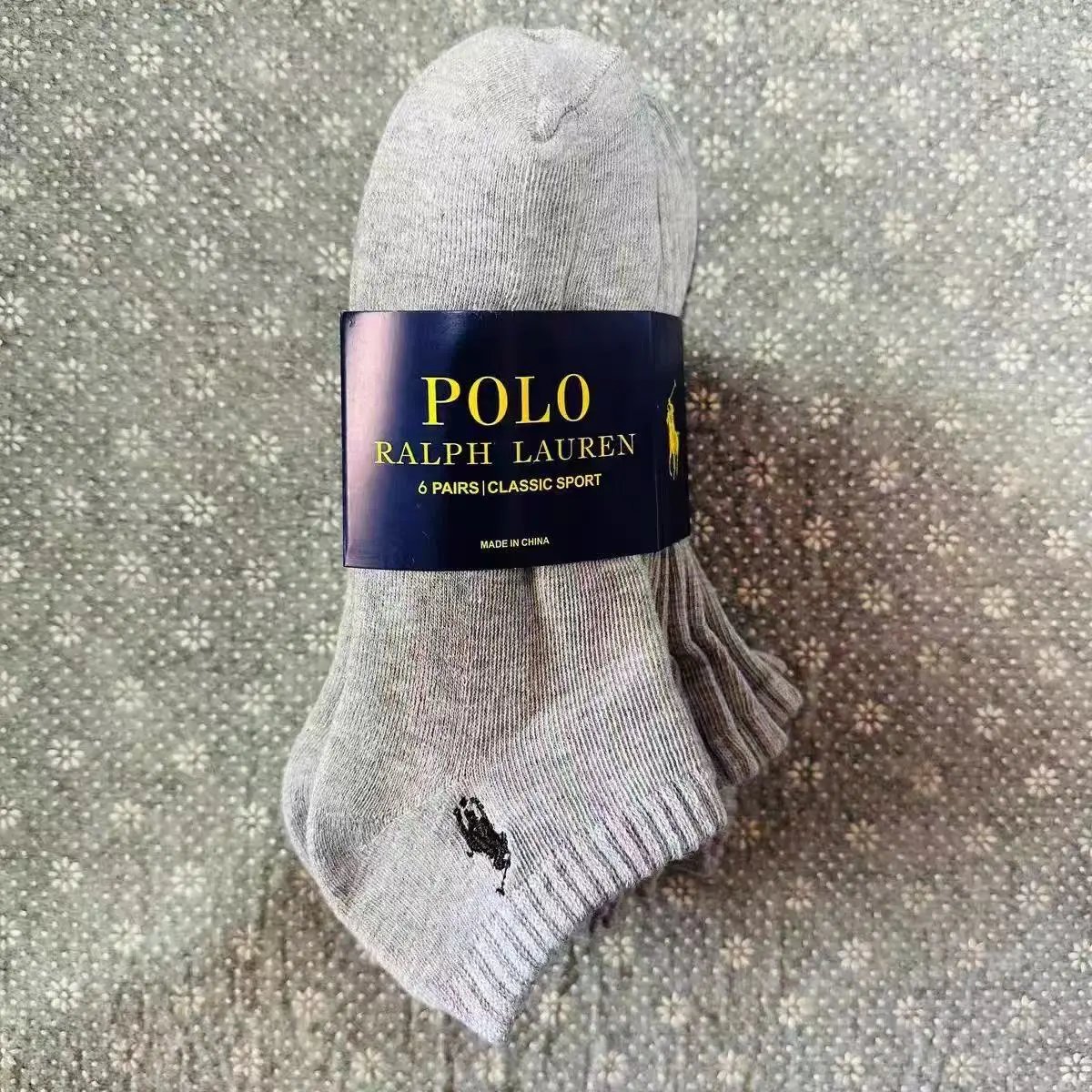 Six pairs of grey short socks08
