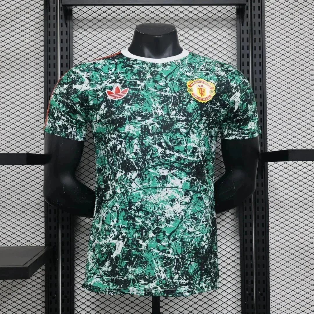 010934078 Manchester United co-branded green and gray