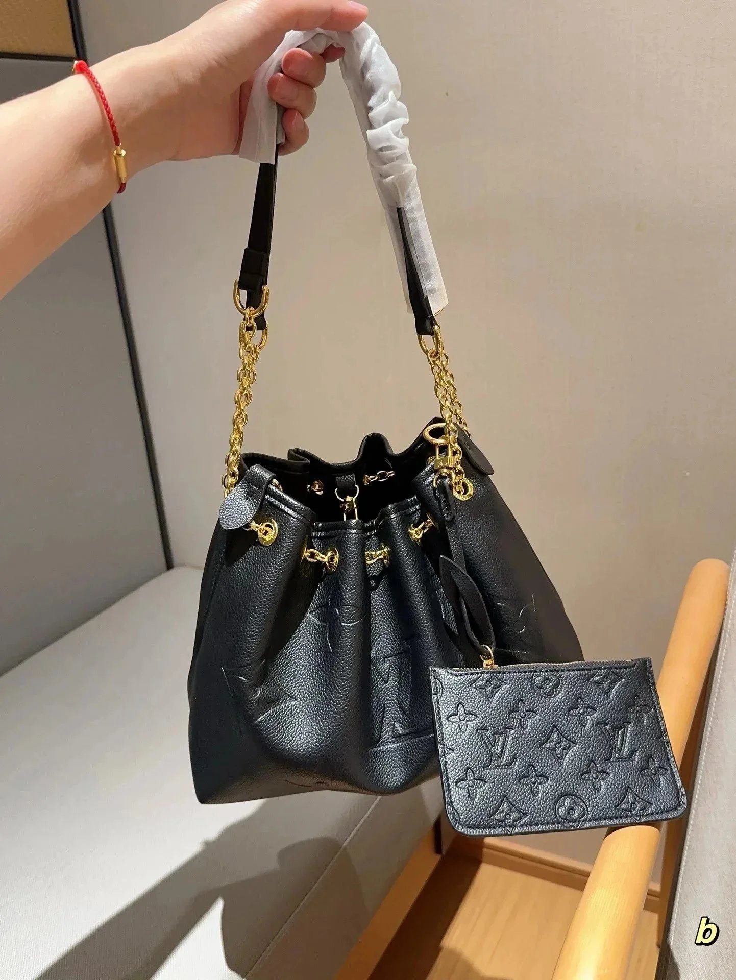050301006-Black (Size: 28 × 20 × 11 cm)