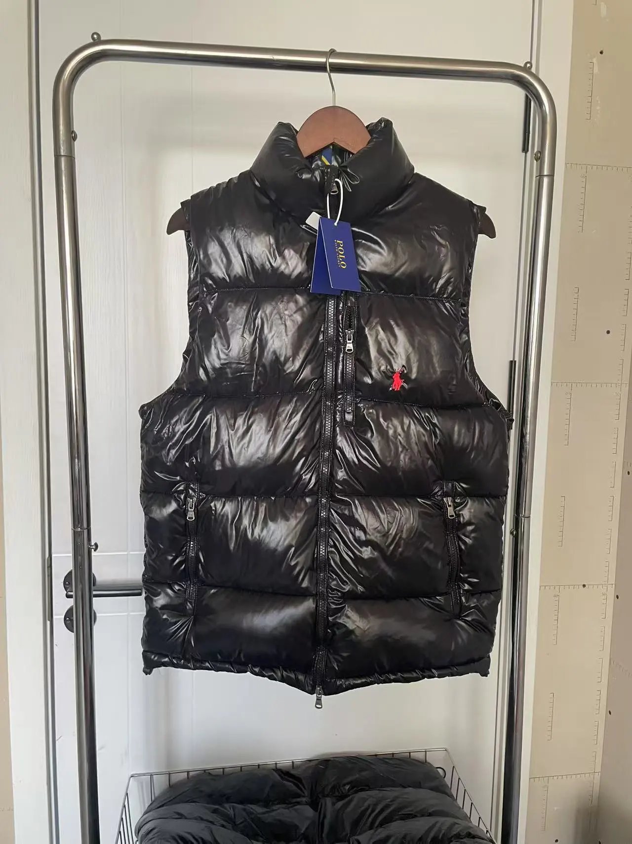 M M